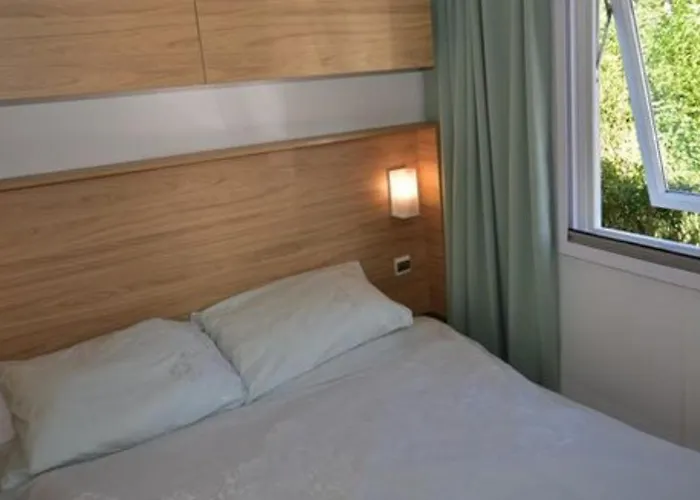 Κάμπινγκ Mobil-home 4 Personnes Dans 5 Etoiles Proche De La