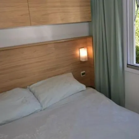 Κάμπινγκ Mobil-home 4 Personnes Dans 5 Etoiles Proche De La